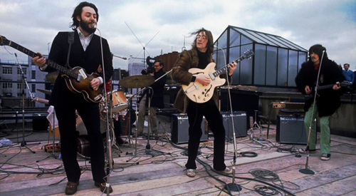 La mítica banda de rock británica dejó los escenarios allá por el año 1969, pero lo hizo por todo lo alto, nada menos que en un tejado londinense es donde impartieron su último concierto, una excentricidad que solo quienes son muy grandes pueden permitirse.