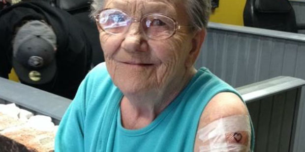 Una abuela desaparece de la residencia donde vive para ir con su nieta a hacerse un tatuaje
