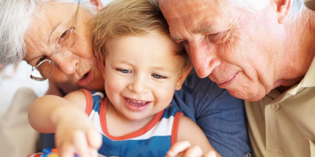 Uno de cada 4 abuelos cuida de sus nietos a diario