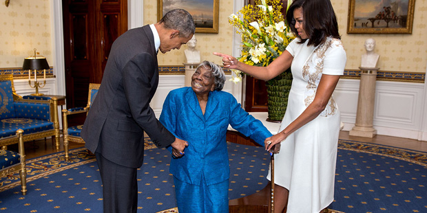 El Presidente de EE. UU. recibe a una abuela centenaria