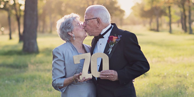 Un matrimonio se hace su álbum de fotos 70 años después de la boda
