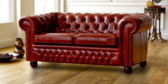 El mítico sofá de cuero en sus distintas versiones y colores. En algunas casas eran butacas, en otras directamente un chester al más puro estilo londinense. Ahora podemos verlos en cafeterías, hoteles, dormitorios… en todos los colores y tamaños y es que un clásico british nunca pasa de moda