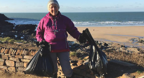 Abuela de 70 años pasa un año limpiando 52 playas británicas