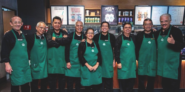En este Starbucks sólo verás empleados de la tercera edad