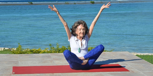 La yogui de 98 años que arrasa en Estados Unidos