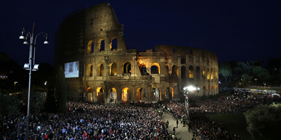 Francisco presidirá los Oficios en la basílica Vaticana a partir de las 17h. y por la noche, a las 21.45h. participará en el tradicional Vía Crucis alrededor del Coliseum rememorando la Pasión del Señor.