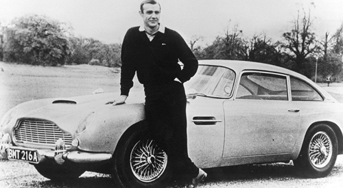 Sean Connery ha sido, probablemente, el agente 007 más sexi de los últimos tiempos. Al servicio de Su Majestad, en esta foto posa junto a un  Aston Martin DB5 en el año 1965. Un lujo de coche, de actor y de imagen para el recuerdo.