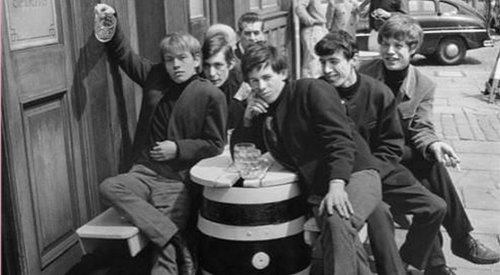Data de 1962 cuando se funda la mítica banda londinense. Por aquel entonces, unos jovencísimos Brian Jones, Mick Jagger, Keith Richards, Bill Wyman, Ian Stewart y Charlie Watts empezaban a pisar fuerte en los escenarios, lo que no podían ni imaginar es hasta dónde llegarían Sus satánicas Majestades.