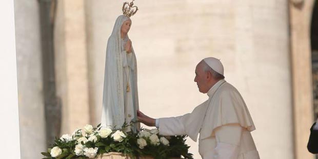 El Papa visita a la Virgen de Fátima