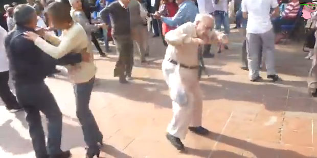 El abuelo que revoluciona la red bailando