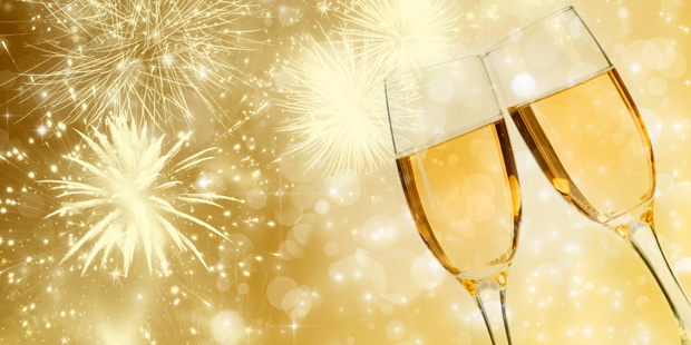 ¡Brindemos por nuestra salud con vino y champán!
