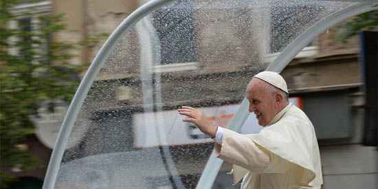 El Papa saluda a la multitud que le espera para celebrar la JMJ en Cracovia