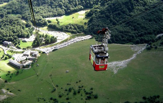 en Cantabria es famosa por su teleférico conocido como El Cable, que salva el desnivel de 753 metros y por sus maravillosas rutas de montañismo y senderismo. Además, Fuente Dé ha sido final de etapa de la Vuelta ciclista en 2012.