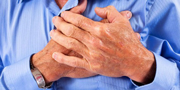 Cómo detectar un infarto al corazón y qué hacer si estamos solos