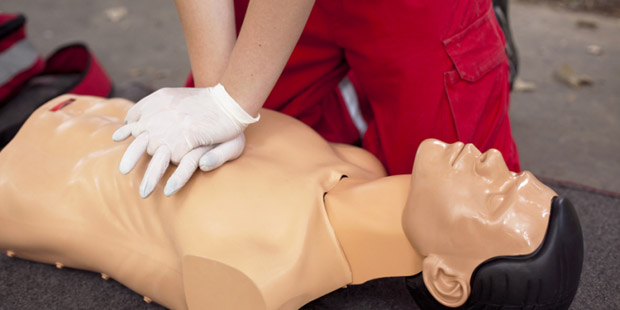 ¿Sabes hacer un masaje cardiaco? Aprende a salvar vidas