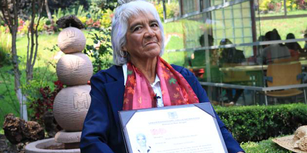 Una mexicana se titula de su tercera carrera universitaria con 80 años
