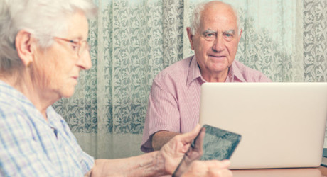 Los mayores de 65 años comparten hasta 7 veces más noticias falsas en redes sociales