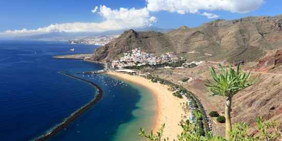 Es una de las islas que forman el archipiélago canario, conocida por la belleza de sus paisajes, la amabilidad de sus gentes, la riqueza de su gastronomía y la especialidad de su clima y buena temperatura a lo largo de todo el año. En ella se encuentra nada menos que el pico más alto de España, el Teide. Su buen ambiente, sus playas, sus mercadillos veraniegos y la cantidad de turistas de todo el mundo que la visitan, hacen de Tenerife una isla estupenda para hacer todo tipo de planes, ¡Y el Carnaval de Tenerife es uno de los mejores! Así que coged fuerzas, que este fin de semana va a ser un no parar…